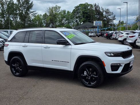 Used 2023 Jeep Grand Cherokee Limited w/ Luxury Tech Group II AWD/4WD image 3