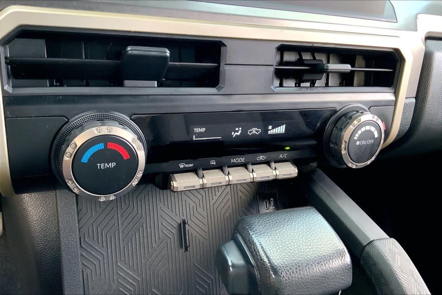 Used 2025 Toyota Tacoma SR5 AWD/4WD image 32