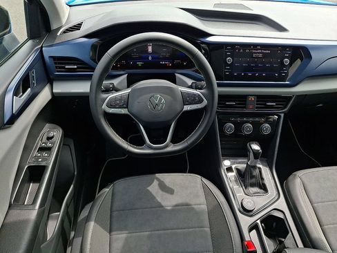 Used 2023 Volkswagen Taos SE AWD/4WD image 2