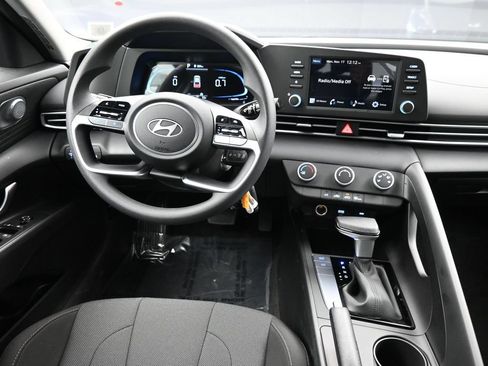 Certified 2025 Hyundai Elantra SE FWD image 19