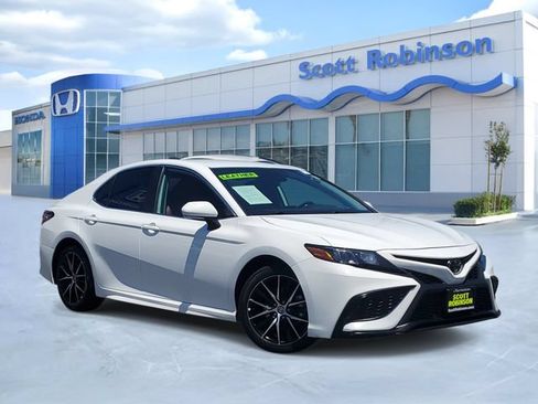 Used 2024 Toyota Camry SE FWD image 1