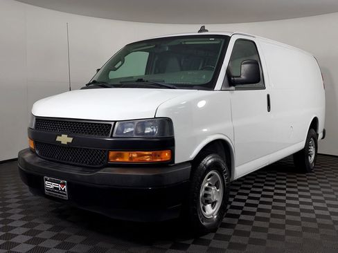 Used 2018 Chevrolet Express 2500 w/ Driver Convenience Package RWD image 2