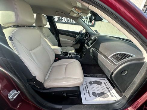 Used 2018 Chrysler 300 Touring L image 28