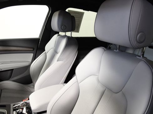 Used 2024 Audi Q5 e Prestige w/ Prestige Package image 17