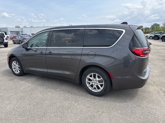Used 2023 Chrysler Pacifica Touring-L FWD image 11