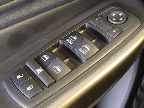 Used 2019 Jeep Cherokee Latitude Plus w/ Comfort/Convenience Group FWD image 27