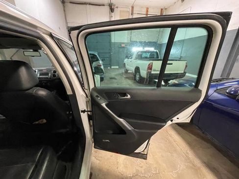 Used 2009 Volkswagen Tiguan SE image 28