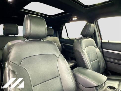 Used 2018 Ford Explorer XLT w/ Equipment Group 202A FWD image 32