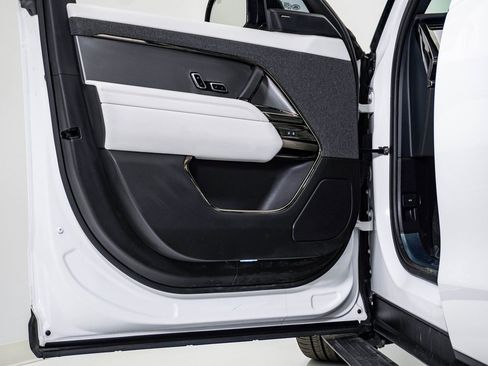 Used 2024 Land Rover Range Rover Sport SE image 25