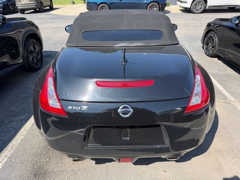 Used 2016 Nissan 370Z Touring RWD image 5