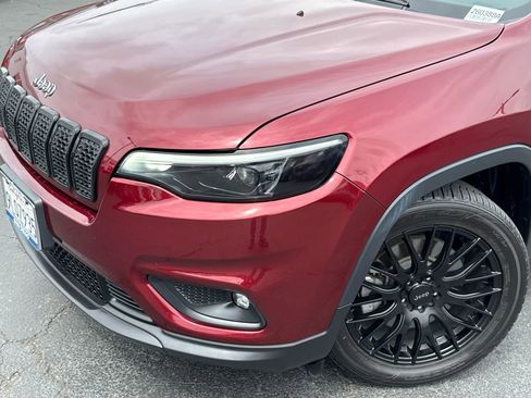 Used 2019 Jeep Cherokee Latitude Plus w/ Comfort/Convenience Group FWD image 3