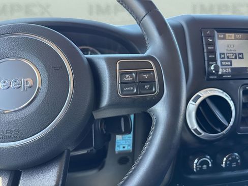 Used 2012 Jeep Wrangler Unlimited Rubicon w/ Connectivity Group AWD/4WD image 14