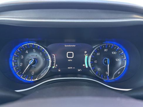 Used 2025 Chrysler Pacifica Select FWD image 9