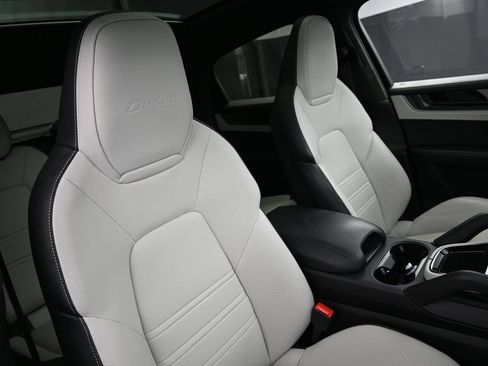 Certified 2025 Porsche Cayenne Turbo AWD/4WD image 28