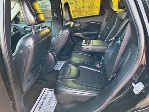 Used 2020 Jeep Cherokee Latitude Plus w/ Cold Weather Group AWD/4WD image 4
