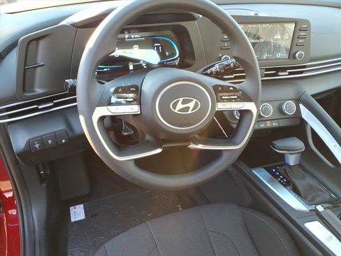 New 2025 Hyundai Elantra SE image 7