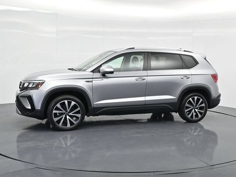 Used 2024 Volkswagen Taos SE FWD image 2