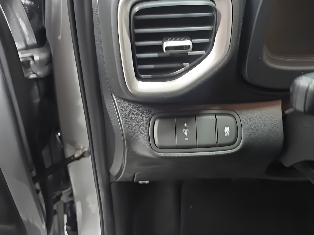 Certified 2024 Hyundai Venue SEL FWD image 12