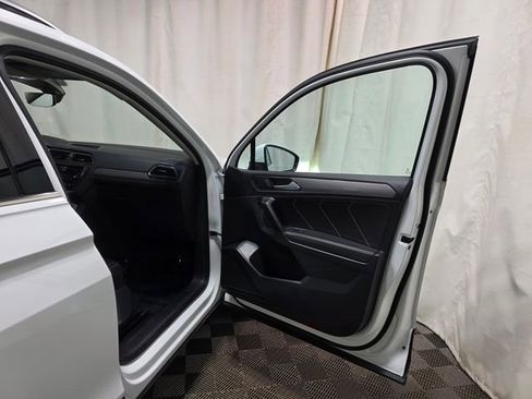 Certified 2022 Volkswagen Tiguan SE image 33