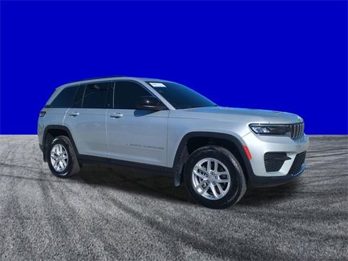 Used 2025 Jeep Grand Cherokee Laredo X image 2