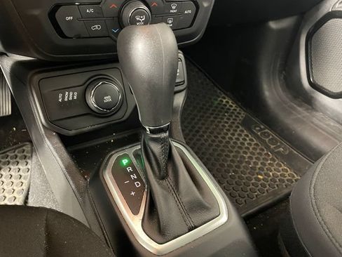 Used 2018 Jeep Renegade Altitude AWD/4WD image 8