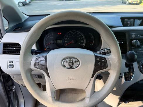 Used 2013 Toyota Sienna LE FWD image 16