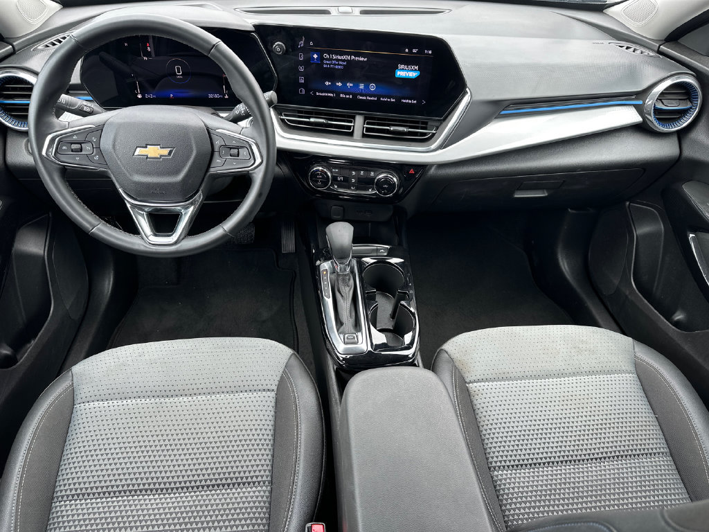Used 2025 Chevrolet Trax LT w/ LT Convenience Package FWD image 23