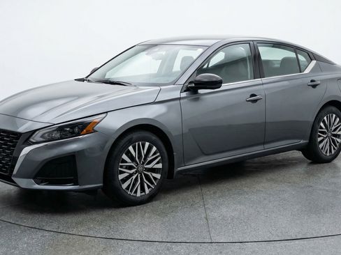 Used 2025 Nissan Altima 2.5 SV FWD image 3