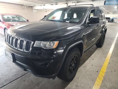 Used 2018 Jeep Grand Cherokee Laredo AWD/4WD image 4