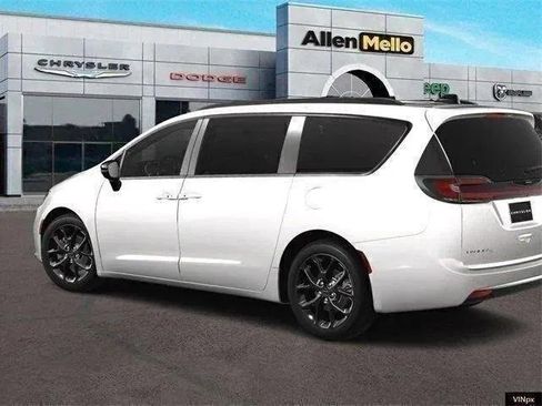 New 2024 Chrysler Pacifica Limited w/ S Appearance Package image 4