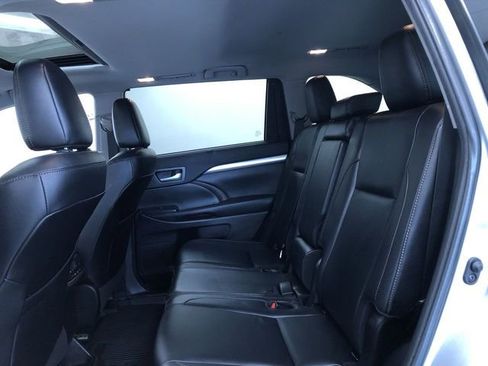 Used 2019 Toyota Highlander XLE AWD/4WD image 23