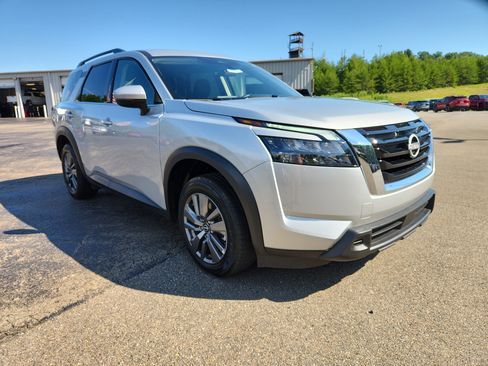 Used 2025 Nissan Pathfinder SV image 11