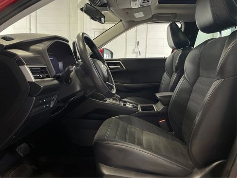 Used 2023 Mitsubishi Outlander SE image 9