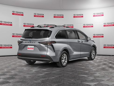 New 2025 Toyota Sienna LE FWD image 2
