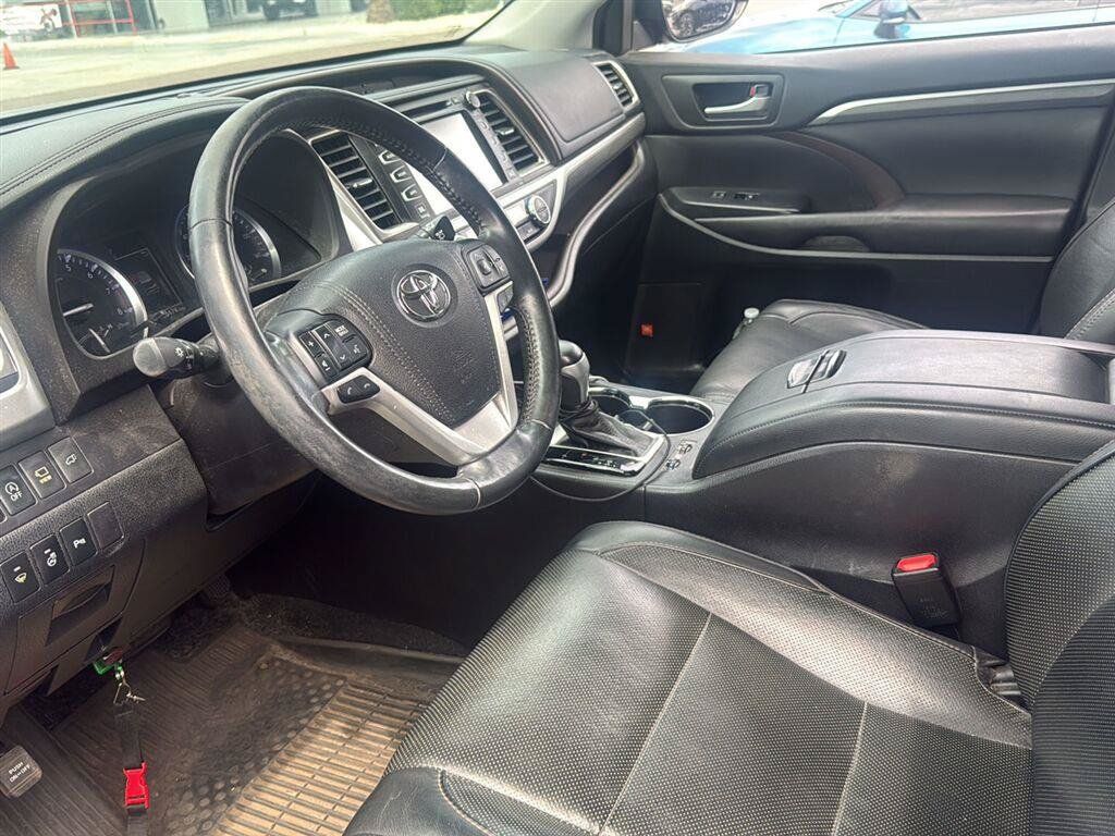 Used 2017 Toyota Highlander Limited Platinum AWD/4WD image 4