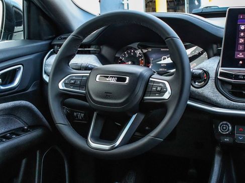 Used 2024 Jeep Compass Latitude image 25