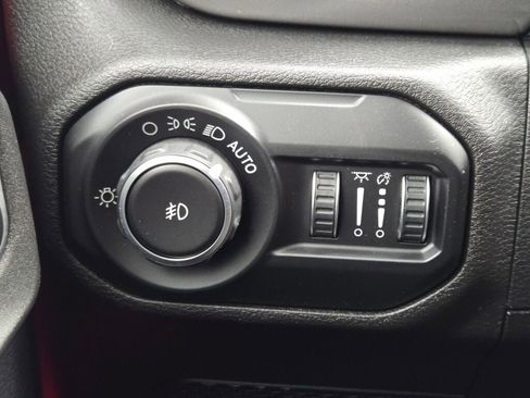 Used 2018 Jeep Wrangler Unlimited Sahara w/ Cold Weather Group image 26