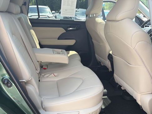 Used 2025 Toyota Highlander XLE AWD/4WD image 28