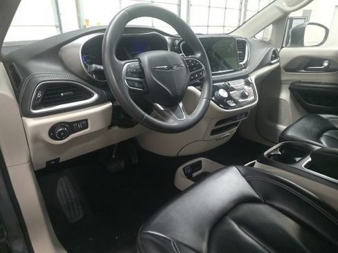 Used 2023 Chrysler Pacifica Touring-L image 14