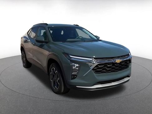 Used 2025 Chevrolet Trax LT FWD image 3