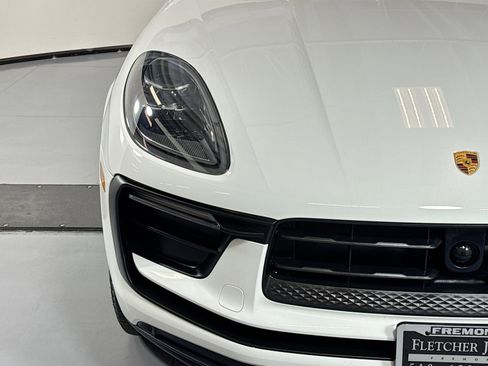 Used 2025 Porsche Macan AWD/4WD image 30