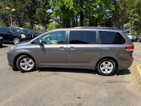 Used 2011 Toyota Sienna LE FWD image 4