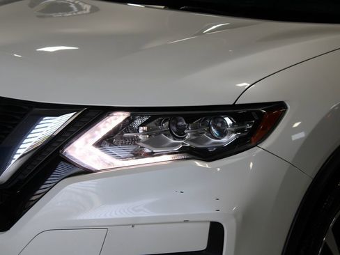 Used 2019 Nissan Rogue SL image 2