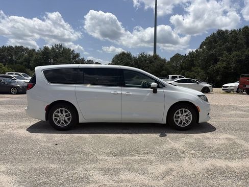 Used 2023 Chrysler Voyager LX FWD image 11