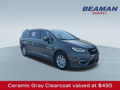 Used 2025 Chrysler Pacifica Select