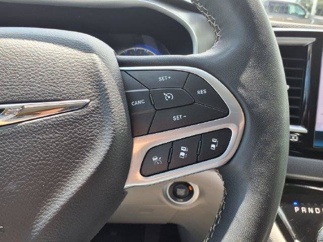 Used 2024 Chrysler Pacifica Touring-L FWD image 32