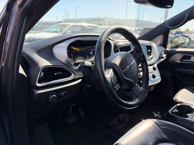 Used 2020 Chrysler Pacifica Touring-L w/ S Appearance Package FWD image 9