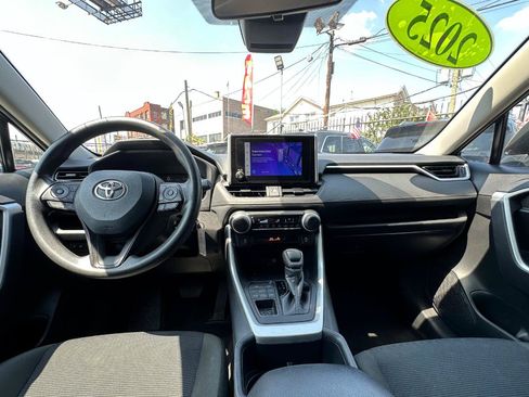 Used 2025 Toyota RAV4 LE AWD/4WD image 9
