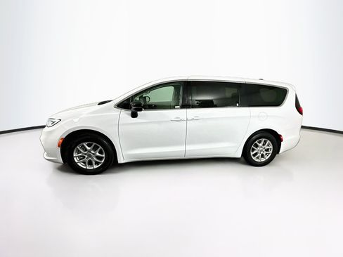 Used 2024 Chrysler Pacifica Touring-L FWD image 4