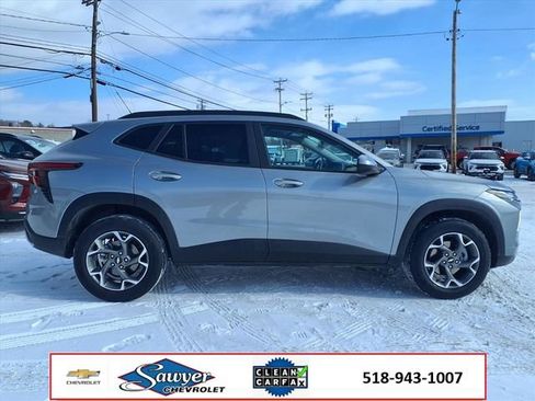 Used 2025 Chevrolet Trax LT w/ LT Convenience Package image 8